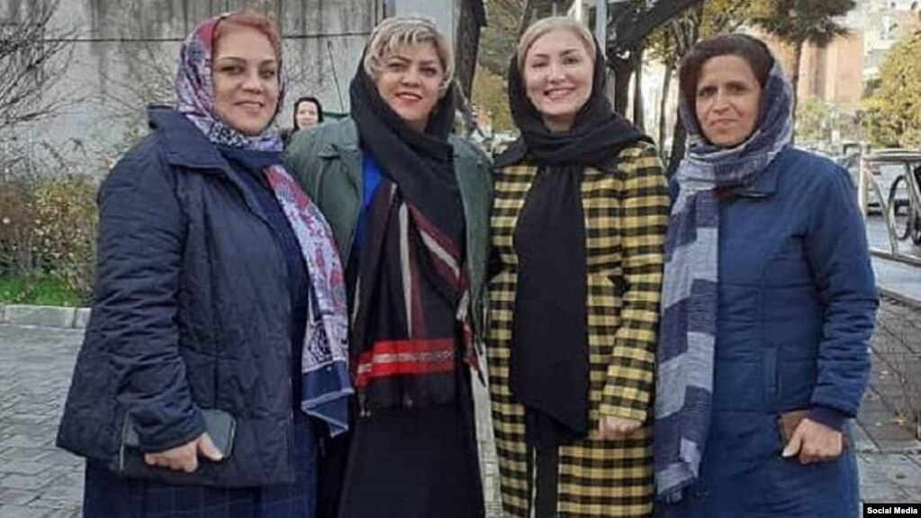 از راست: اکرم نصیریان، ناهید شقاقی، اسرین درکاله و مریم محمدی از اعضای ندای زنان ایران