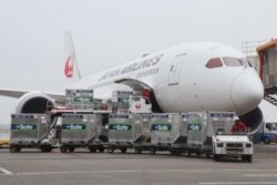 Pesawat Japan Airlines mengangkut vaksin virus COVID-19 produksi AstraZeneca yang disumbangkan pemerintah Jepang untuk Taiwan, di Bandara Narita, Prefektur Chiba, Jepang, 4 Juni 2021. (Foto: STR / JIJI PRESS/AFP)