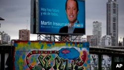 Este jueves se realizan las actividades por el cierre de campañas de los candidatos.Martin Insaurralde del partido Frente para la Victoria aparece en el cartel publicitario en la ciudad de Buenos Aires.