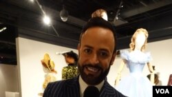 Nick Verreos, juru bicara Museum FIDM, dan juga perancang busana, serta TV personality Project Runway.