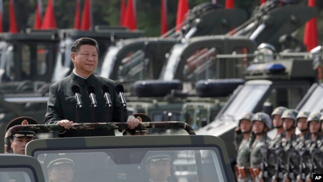 中国国家主席习近平于2017年6月30日在香港石岗营地检阅中国人民解放军驻香港部队。