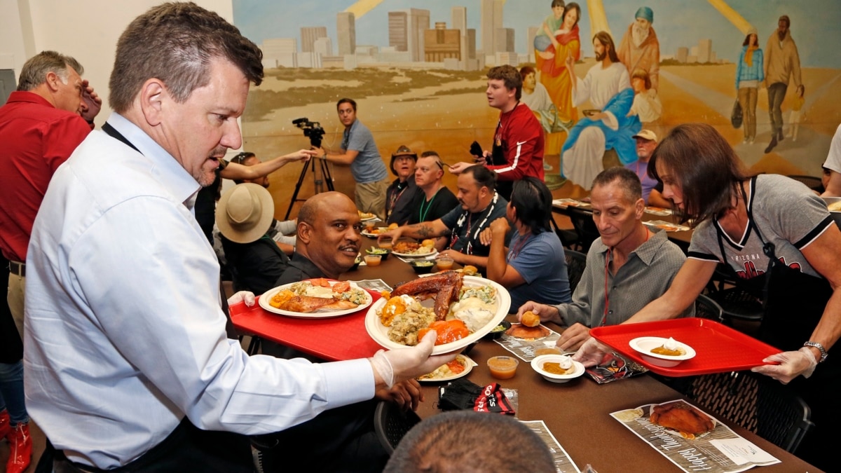 Celebrate Thanksgiving with these NFL players eating turkey