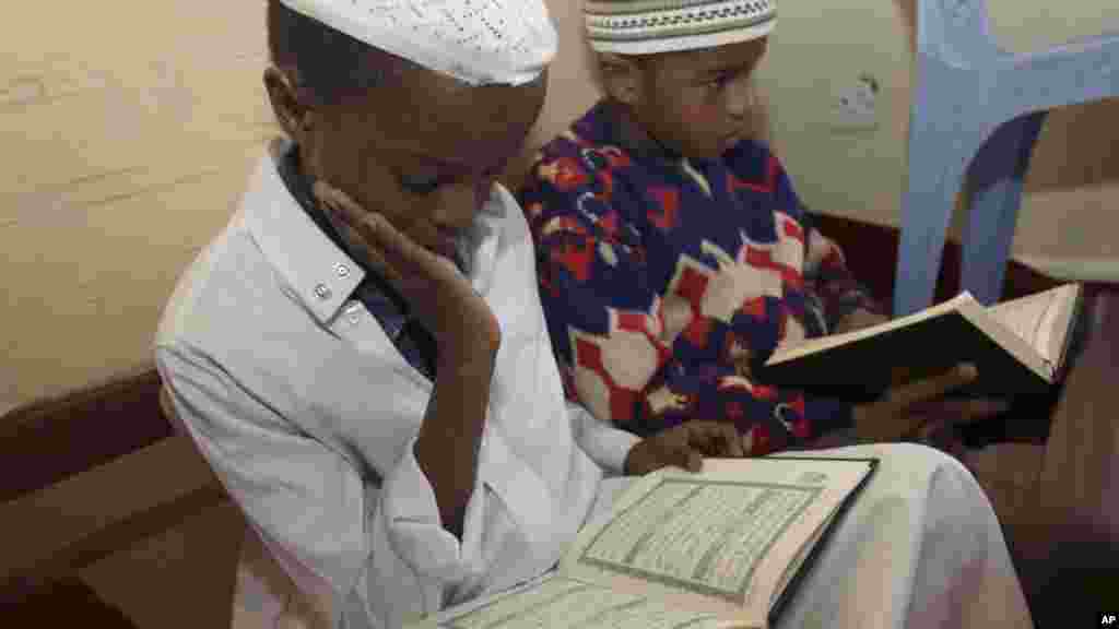 Watoto wa Kiislamu Kenya wakisoma Quran katika siku ya 11 ya mwezi wa Ramadhan
