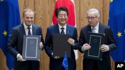 아베 신조 일본 총리(가운데)와 도날드 투스크 EU 정상회의 상임의장(왼쪽), 장 클로드 융커 EU 집행위원장이 17일 도쿄 총리관저에서 경제동반자협정(EPA)에 서명했다. 