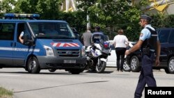 Polisi Perancis memblokir jalan masuk ke daerah industrial Saint-Quentin-Fallavier dekat Lyon, Perancis (26/6). (Reuters/Emmanuel Foudrot)