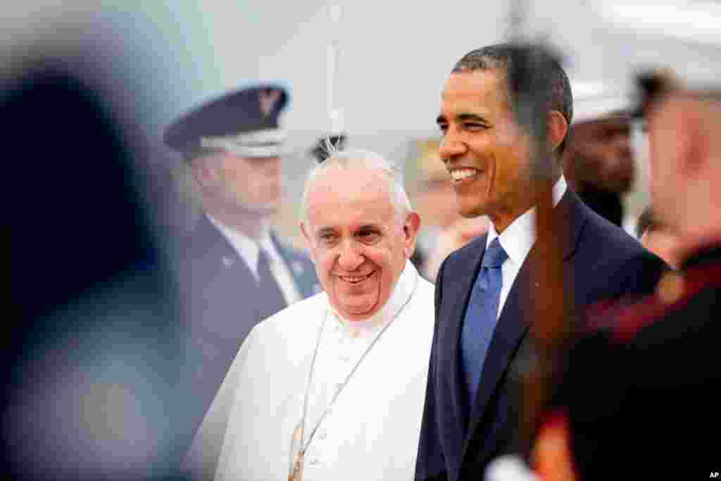 Tổng thống Barack Obama đi bộ cùng với Đức Giáo Hoàng tại Căn cứ không quân Andrews, Maryland.