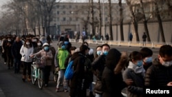 北京市民排队接受新冠病毒核酸检测。（2021年1月22日）