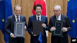 Dari kiri: Presiden Dewan Eropa Donald Tusk, PM Jepang Shinzo Abe, dan Presiden Komisi Eropa Jean-Claude Junker usai penandatanganan kesepakatan pembatalan tarif impor di Tokyo, Jepang Selasa (17/7). 