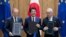 Thủ tướng Nhật Shinzo Abe, giữa, Chủ tịch Hội đồng Liên minh châu Âu Donald Tusk, trái, và Chủ tịch Ủy ban Liên minh châu Âu Jean-Claude Junker cùng chụp ảnh chung sau khi ký kết một hiệp định thương mại tự do hôm 17/7 tại Tokyo, Nhật Bản.