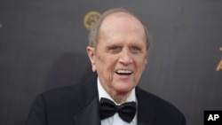 Bob Newhart, el inexpresivo contador que se volvió comediante hasta convertirse en una de las estrellas más populares de la televisión de su época luego de alcanzar el éxito con un álbum de comedia clásica, ha muerto a los 94 años.