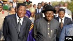 Presiden Benin, Boni Yayi (kiri) bersama Presiden Nigeria Goodluck Jonathan pada acara pertemuan darurat ECOWAS, 24 Desember 2010.