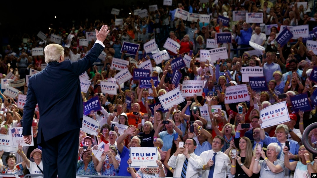 Kandidat presiden AS dari Partai Republik, Donald Trump, melambaikan tangan pada para pendukung dalam kampanye di University of North Carolina Wilmington, di Wilmington, North Carolina (9/8). (AP/Evan Vucci)