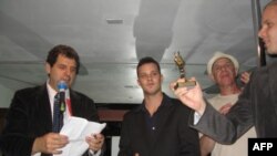 Основатель и директор фестиваля Рич Росси (крайний слева) вручает призы победителям киносмотра прошлого года