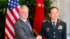 Bộ trưởng Quốc phòng Mỹ Jim Mattis và Bộ trưởng Quốc phòng Trung Quốc Ngụy Phượng Hòa (Wei Fenghe), Singapore, 18/10/2018.