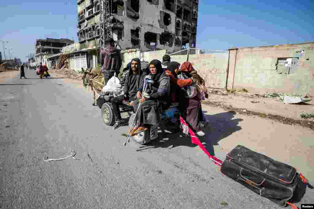 Displaced Palestinians make their way after fleeing the northern part of Gaza amid an Israeli military operation, in Gaza City.