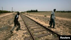 Un immigrant passe la frontière entre l'Algérie et le Maroc près de la ville d'Ouja, le 26 juin 2008.