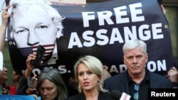 Kristinn Hrafnsson, pemimpin redaksi Wikileaks, dan pengacara Jennifer Robinson berbicara kepada media di luar Pengadilan Magistrate Westminster setelah penangkapan pendiri WikiLeaks, Julian Assange, di London, Inggris, 11 April 2019 (foto: Reuters/Hannah McKay)