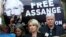 "WikiLeaks" bosh muharriri Kristin Xrafnson va advokat Jennifer Robinson Julian Assanjning hibsga olinishiga qarshi bayonot bermoqda. London, 11-aprel, 2019-yil.