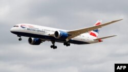 Pesawat Boeing 787 milik maskapai penerbangan Inggris British Airways bersiap untuk mendarat di bandara Heathrow, London 8 Juni 2020. (Adrian DENNIS / AFP)