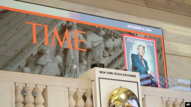 Una portada de la persona del año de la revista Time muestra al presidente electo Donald Trump, antes de llegar a tocar la campana de apertura en la Bolsa de Valores de Nueva York, el 12 de diciembre de 2024, en Nueva York.