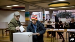 Cử tri đi bỏ phiếu tại Zagreb, Croatia, ngày 11/1/2015.