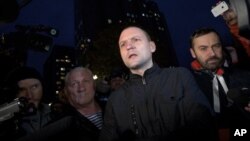 22일 모스크바의 러시아 연방 수사위원회 앞에서 야권 인사들의 체포에 항의하는 야권 지도자 세르게이 우달초프(가운데).