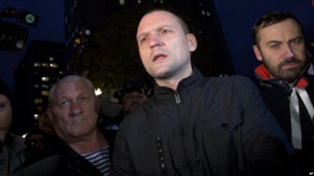 Aktivis oposisi Rusia Sergei Udaltsov (tengah) diancam dengan hukuman penjara sampai 10 tahun penjara (foto: dok). 