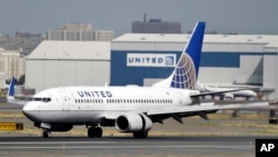 Sebuah pesawat maskapai United Airlines di bandara Newark Liberty, New Jersey (foto: ilustrasi). 