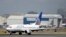 美国联合航空公司的客机停在新泽西州纽瓦克的机场上