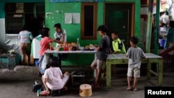 Anak-anak bermain di sebuah warung pinggir jalan di Muara Baru, Jakarta di tengah lonjakan kasus COVID-19 (foto: dok). Banyak anak mendadak yatim piatu setelah orang tua mereka meninggal akibat COVID. 