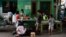 Anak-anak bermain di sebuah warung pinggir jalan di Muara Baru, Jakarta di tengah lonjakan kasus COVID-19 (foto: dok). Banyak anak mendadak yatim piatu setelah orang tua mereka meninggal akibat COVID. 