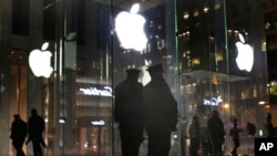 Protes untuk mendukung Apple seperti di toko Apple di Fifth Avenue, New York, 23 Feb 2016 (AP Photo/Julie Jacobson).