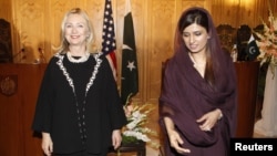 Clinton ha reiterado su pésame por el accidente aéreo que impulso el cierre de las fronteras pakistaníes el pasado noviembre.
