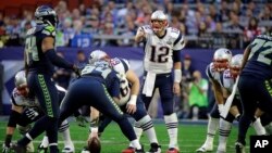 Pemain belakang New England Patriots quarterback Tom Brady (12) dalam pertandingan final dengan Seattle Seahawks dalam babak pertama NFL Super Bowl XLIX (1/2) di Glendale, Arizona. (AP/David Goldman)