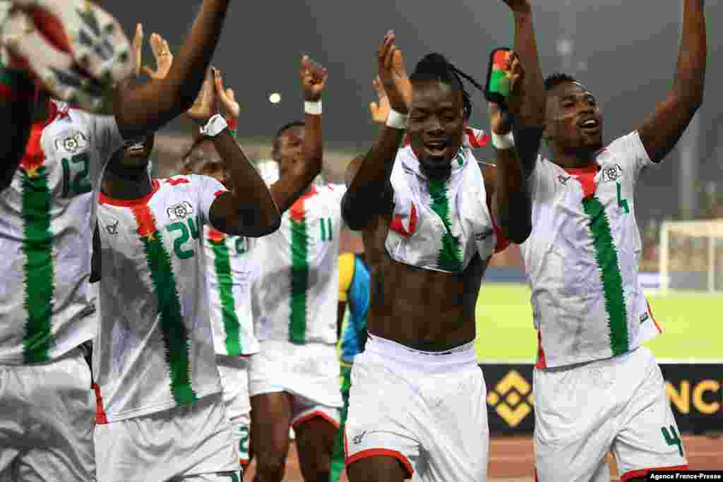 Burkina Faso&#39;s players celebrate their victory over Tunisia and their qualification for the semi-finals in Cameroon, Jan. 29, 2022.
