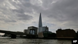 Menara pencakar langit Shard di pusat kota London, Inggris (foto: ilustrasi). Laporan menyatakan sebuah drone kecil nyaris menabrak pesawat A320 di atas London.