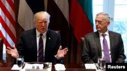 Tổng thống Donald Trump (trái) được nói là đã bực bội về những so sánh nói Bộ trưởng Quốc phòng James Mattis là "người lớn" ở trong phòng.
