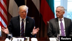 Arhiva - Predsjednik SAD Donald Tramp, pored sekretara za odbranu James Mattisa, govori tokom sastanka u Bijeloj kući u Washingtonu, 3. aprila 2018.