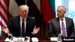 Presiden AS Donald Trump dan Menhan Jim Mattis dalam pertemuan di Gedung Putih, Selasa (3/4).