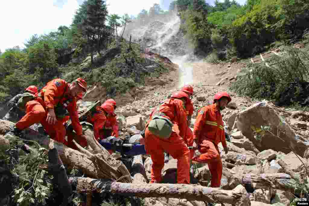 2017年8月9日，中国四川省九寨沟县地震后，救援人员抬着一个幸存者。