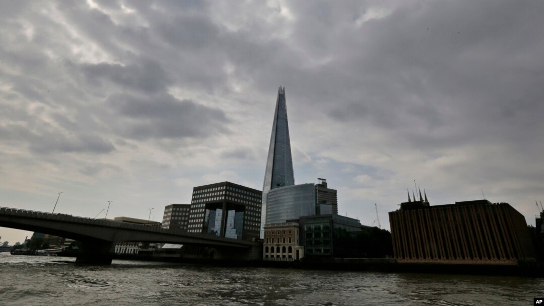 Menara pencakar langit Shard di pusat kota London, Inggris (foto: ilustrasi). Laporan menyatakan sebuah drone kecil nyaris menabrak pesawat A320 di atas London.