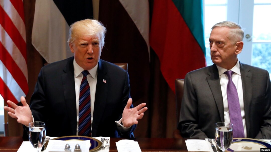 Arhiva - Predsjednik SAD Donald Tramp, pored sekretara za odbranu James Mattisa, govori tokom sastanka u Bijeloj kući u Washingtonu, 3. aprila 2018.