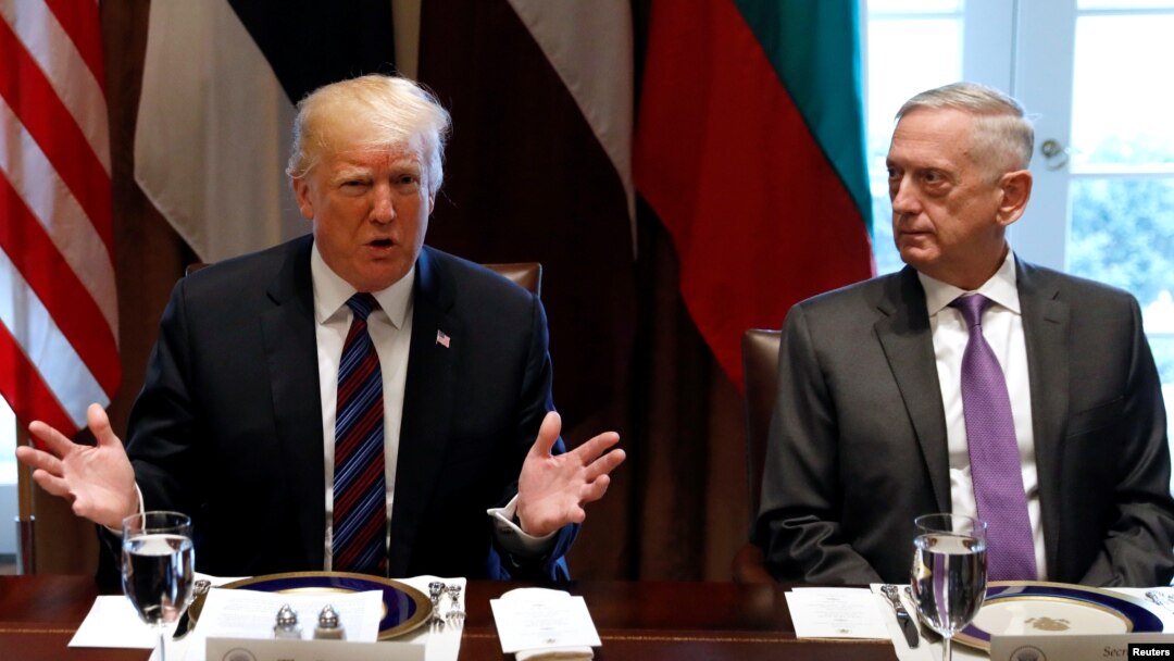 Presiden AS Donald Trump dan Menhan Jim Mattis dalam pertemuan di Gedung Putih, Selasa (3/4).