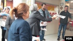 Bajarvana Amedê Gultan Kişanak hember zextên ser medya Kurdî, rojnameya Azadiya Welat difroşe