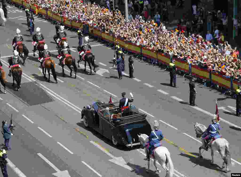 Los Reyes desfilaron por las calles de Madrid hasta el Palacio Real, escoltados por una sección de caballería de la Guardia Real.