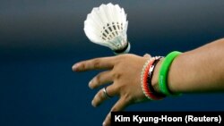 Pebulu tangkis Tai Tzu Ying dari Taiwan bersiap melakukan servis ke arah lawannya, Sayaka Takahashi dalam laga tunggal putri di Asian Games, di Incheon, Korea Selatan, 24 September 2014. BWF mengatakan, Sabtu, 2 April 2021, bahwa akan membahas usulan mengubah sistem skor. 