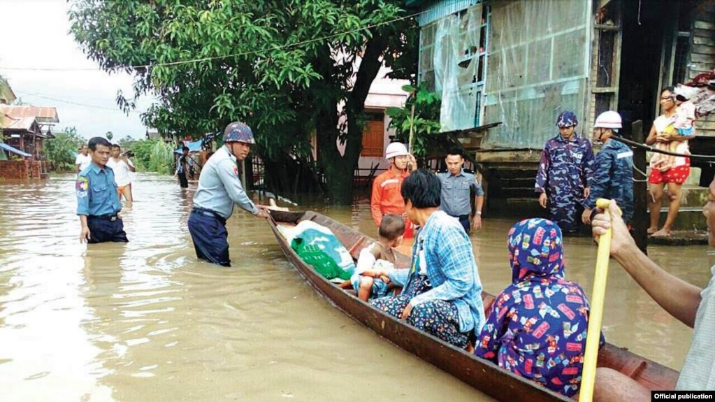 ကရင္ျပည္နယ္ ဘားအံ ေရေဘးသင့္ျပည္သူမ်ားအား ကူညီကယ္ဆယ္ေနစဥ္။ ဇူလုိင္၂၀-၂၀၁၇ (MOI)