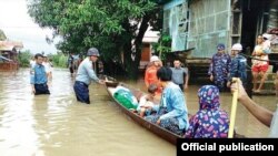 ကရင်ပြည်နယ် ဘားအံ ရေဘေးသင့်ပြည်သူများအား ကူညီကယ်ဆယ်နေစဉ်။ ဇူလိုင်၂၀-၂၀၁၇ (MOI)