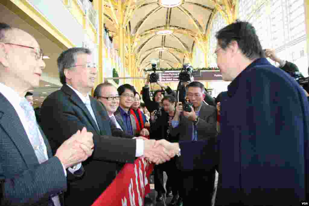 金溥聪与华人社团代表握手 (美国之音钟辰芳拍摄)