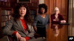 Aktris Sandra Oh (kiri) bersama Nana Mensah dan Holland Taylor dalam sebuah adegan di serial "The Chair" (dok: Eliza Morse/Netflix via AP)